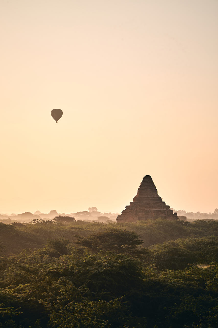 Une montgolfière au dessus d'une pagode